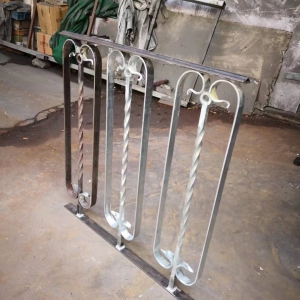 上海客户锻打铁艺栏杆样品制作照片